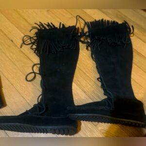 Like new Minnetonka suede moccasin boots